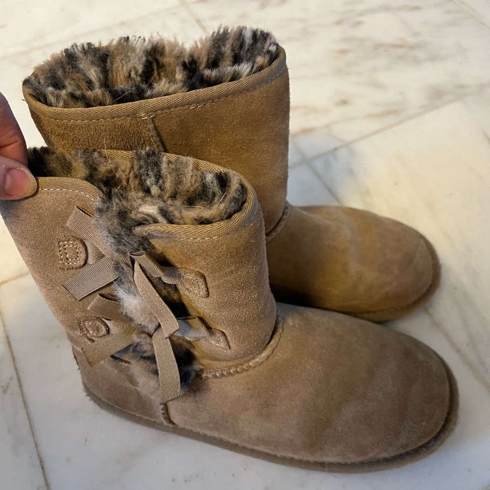 Koolaburra by UGG Cozy Tan Kids Boots with Faux Fur Lining size 4